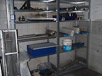 Nn racks with machine parts - afbeelding 3 van  10