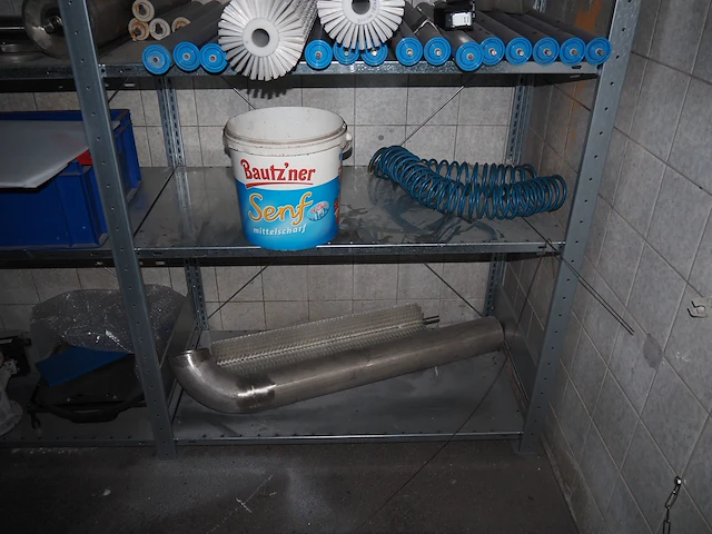 Nn racks with machine parts - afbeelding 4 van  10