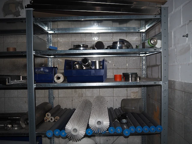 Nn racks with machine parts - afbeelding 5 van  10