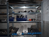 Nn racks with machine parts - afbeelding 5 van  10