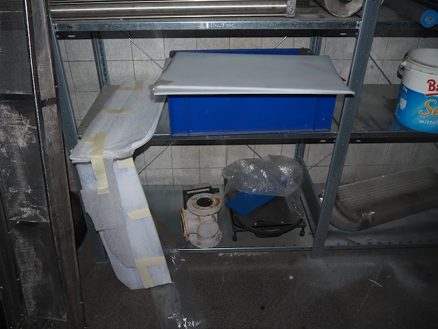 Nn racks with machine parts - afbeelding 6 van  10