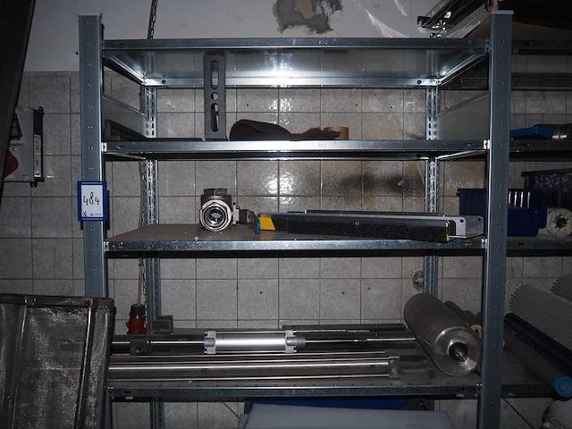 Nn racks with machine parts - afbeelding 7 van  10
