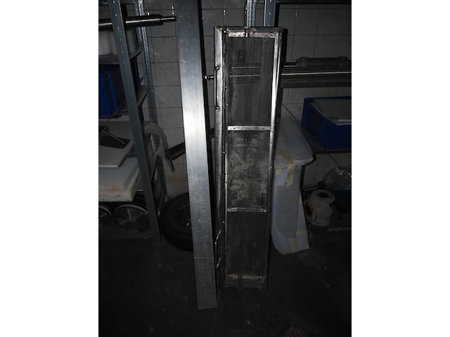 Nn racks with machine parts - afbeelding 8 van  10