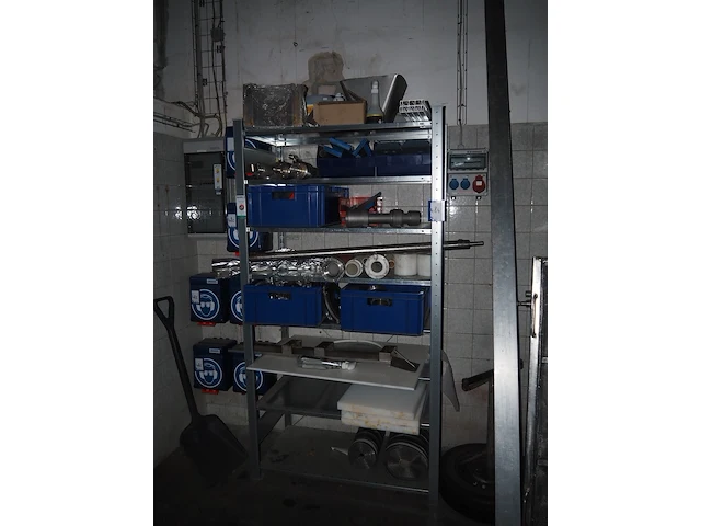 Nn racks with machine parts - afbeelding 9 van  10
