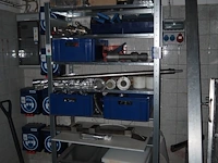 Nn racks with machine parts - afbeelding 9 van  10
