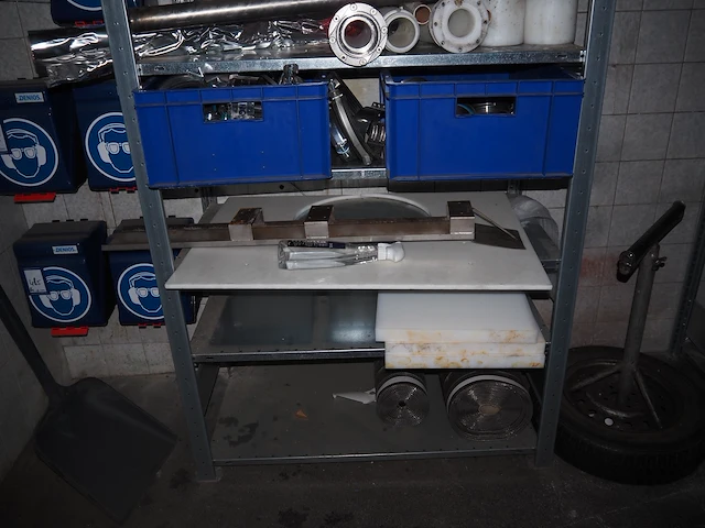 Nn racks with machine parts - afbeelding 10 van  10