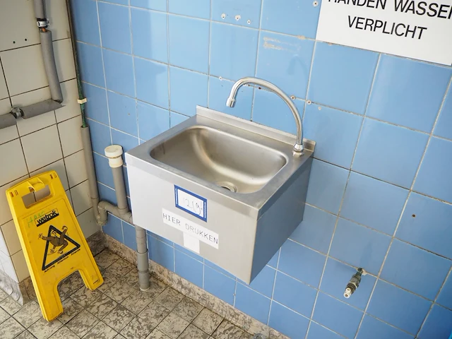Nn sink with faucet - afbeelding 1 van  3