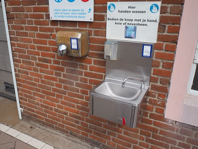 Nn sink with faucet - afbeelding 1 van  5