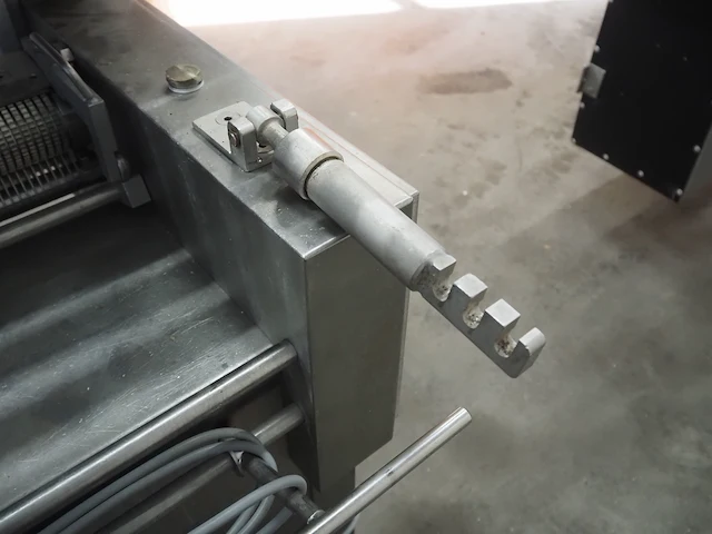 Nn skinning and derinding machine - afbeelding 11 van  11