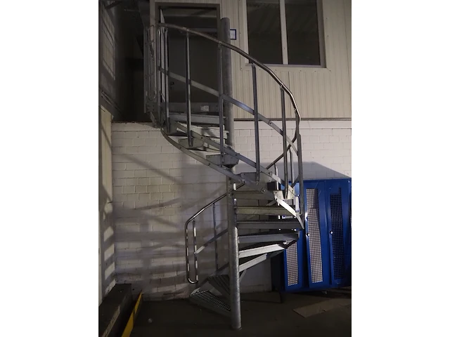 Nn spiral staircase - afbeelding 2 van  5