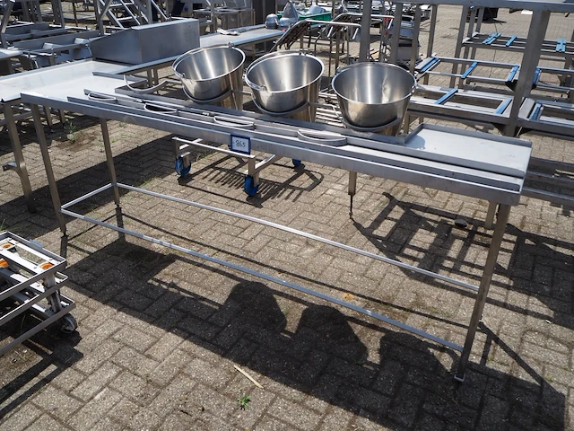 Nn table with buckets - afbeelding 1 van  9