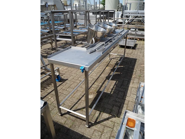 Nn table with buckets - afbeelding 2 van  9