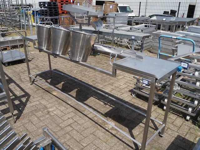 Nn table with buckets - afbeelding 3 van  9