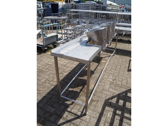 Nn table with buckets - afbeelding 4 van  9