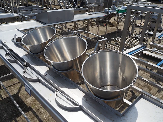 Nn table with buckets - afbeelding 5 van  9
