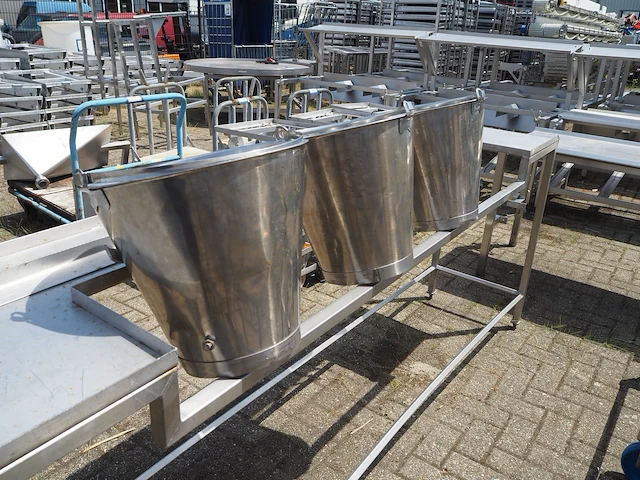 Nn table with buckets - afbeelding 6 van  9