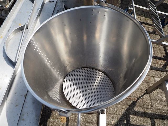 Nn table with buckets - afbeelding 7 van  9