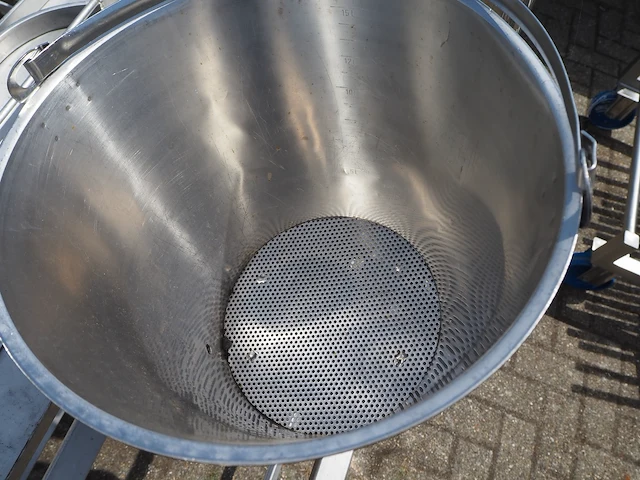 Nn table with buckets - afbeelding 8 van  9