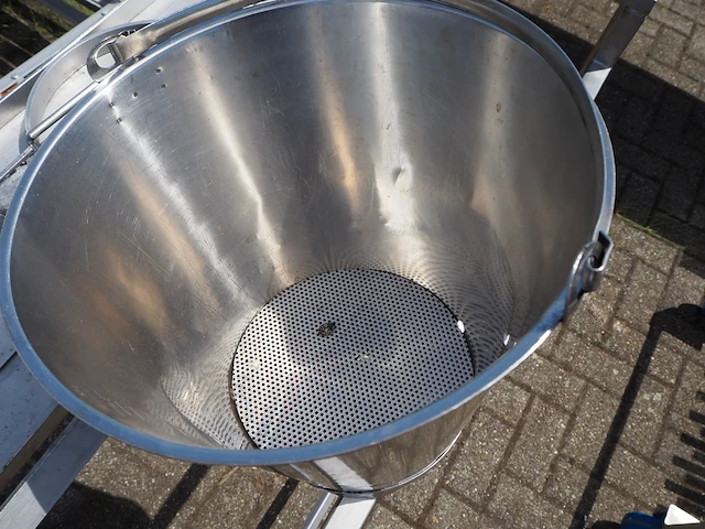 Nn table with buckets - afbeelding 9 van  9