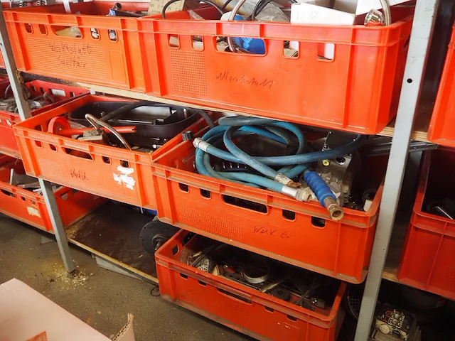 Nn workshop inventory with various machine parts - afbeelding 3 van  27