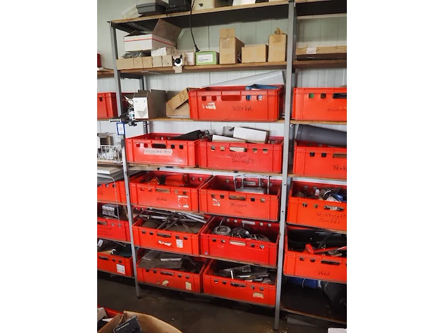 Nn workshop inventory with various machine parts - afbeelding 4 van  27