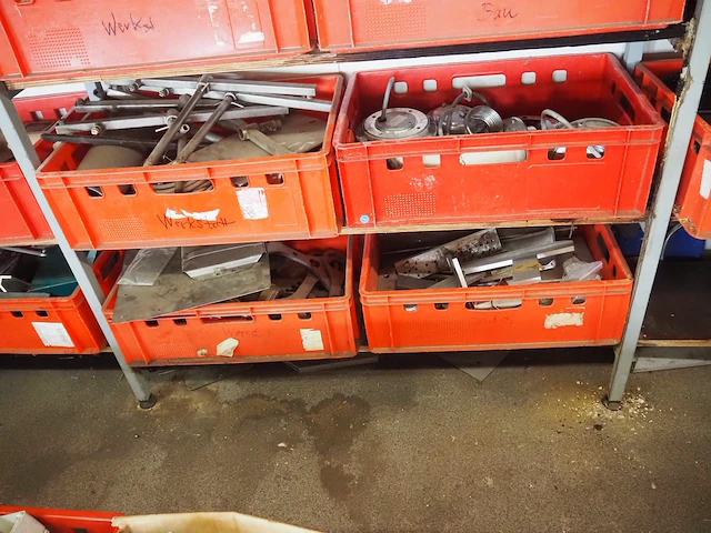 Nn workshop inventory with various machine parts - afbeelding 5 van  27