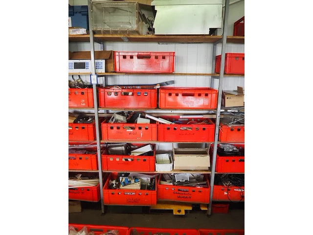 Nn workshop inventory with various machine parts - afbeelding 7 van  27