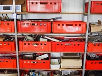 Nn workshop inventory with various machine parts - afbeelding 7 van  27