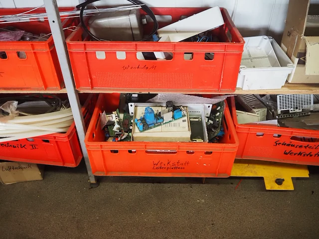 Nn workshop inventory with various machine parts - afbeelding 8 van  27