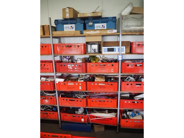 Nn workshop inventory with various machine parts - afbeelding 9 van  27