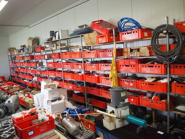 Nn workshop inventory with various machine parts - afbeelding 1 van  27