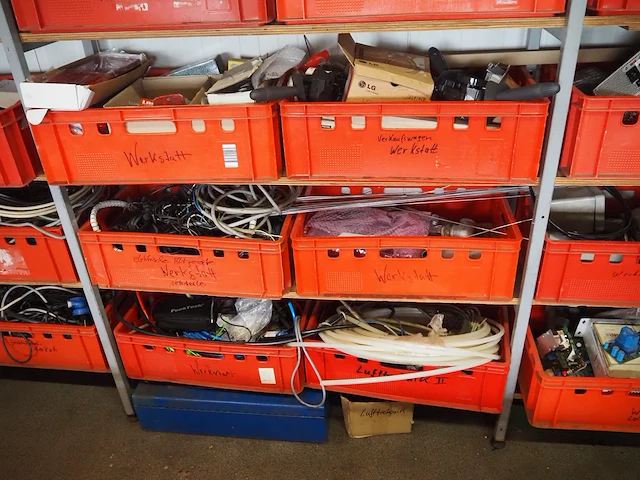 Nn workshop inventory with various machine parts - afbeelding 14 van  27