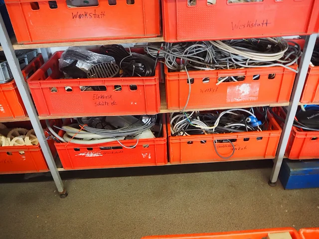 Nn workshop inventory with various machine parts - afbeelding 16 van  27