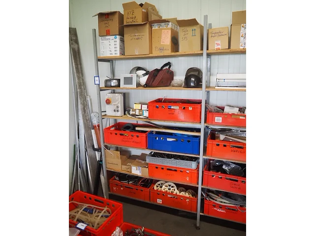 Nn workshop inventory with various machine parts - afbeelding 17 van  27