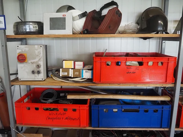 Nn workshop inventory with various machine parts - afbeelding 18 van  27