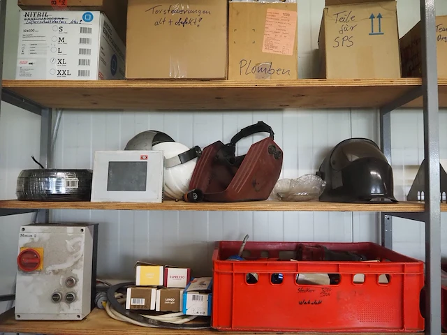 Nn workshop inventory with various machine parts - afbeelding 19 van  27