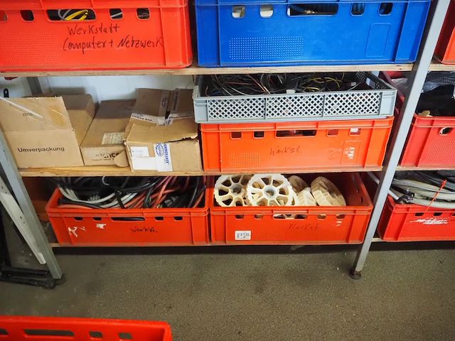 Nn workshop inventory with various machine parts - afbeelding 20 van  27