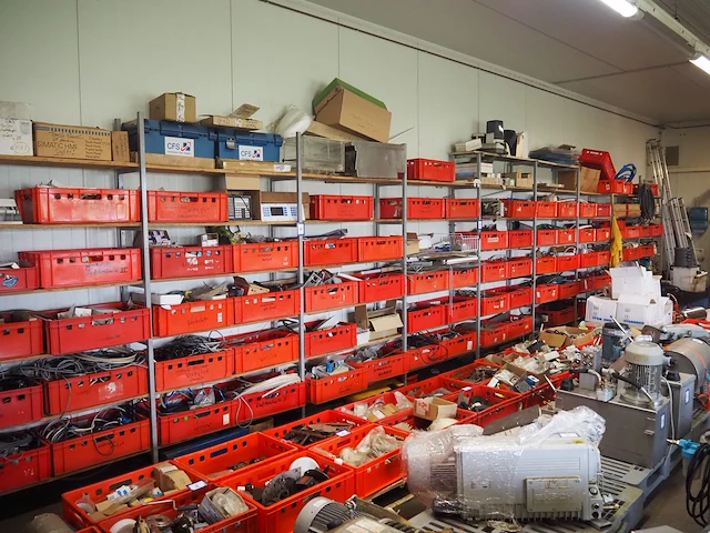 Nn workshop inventory with various machine parts - afbeelding 12 van  27