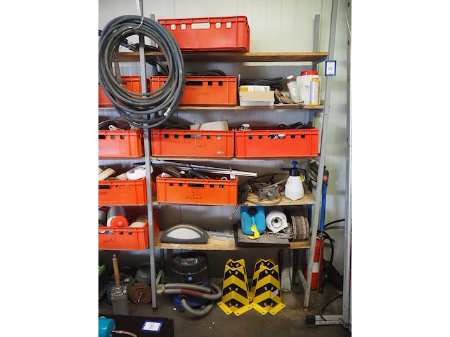 Nn workshop inventory with various machine parts - afbeelding 21 van  27