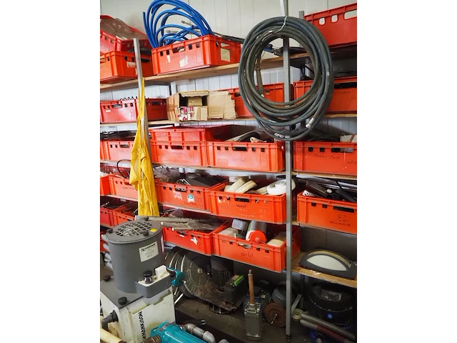 Nn workshop inventory with various machine parts - afbeelding 23 van  27
