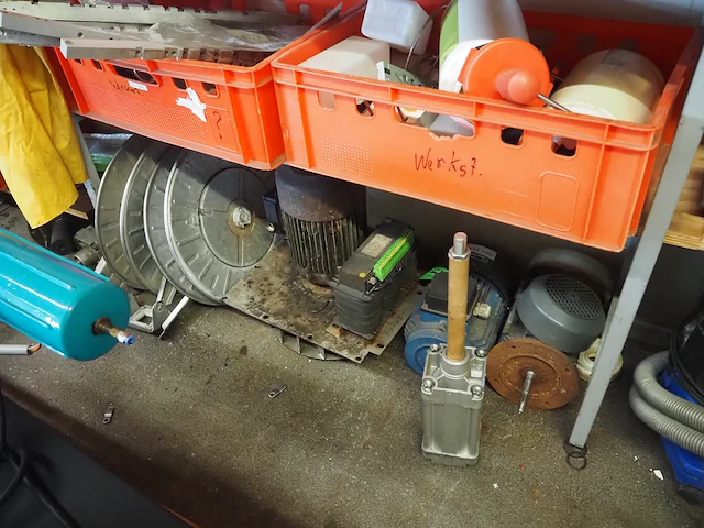 Nn workshop inventory with various machine parts - afbeelding 24 van  27