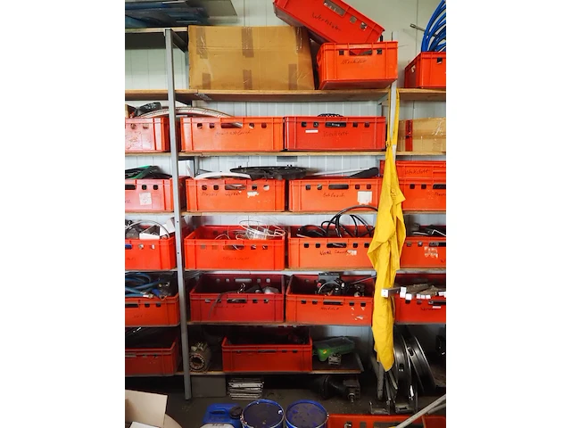 Nn workshop inventory with various machine parts - afbeelding 26 van  27