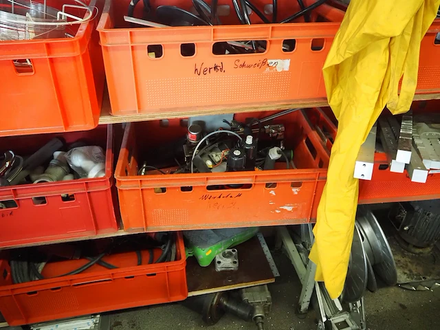Nn workshop inventory with various machine parts - afbeelding 27 van  27