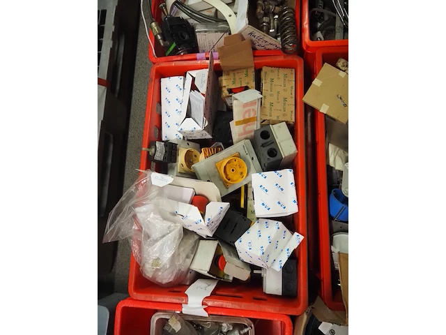 Nn workshop inventory with various machine parts - afbeelding 2 van  36