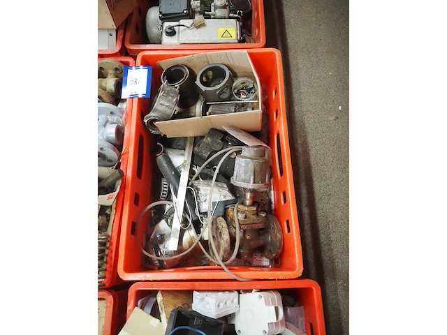 Nn workshop inventory with various machine parts - afbeelding 3 van  36
