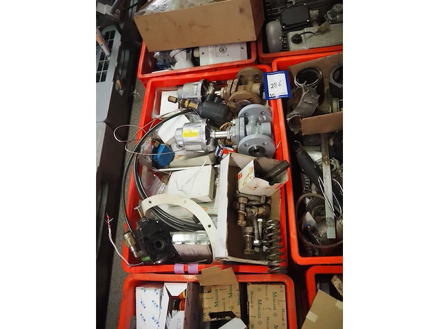 Nn workshop inventory with various machine parts - afbeelding 4 van  36