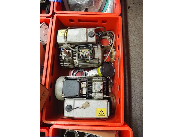 Nn workshop inventory with various machine parts - afbeelding 6 van  36