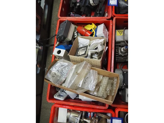 Nn workshop inventory with various machine parts - afbeelding 7 van  36