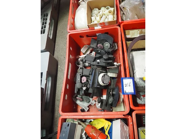 Nn workshop inventory with various machine parts - afbeelding 9 van  36