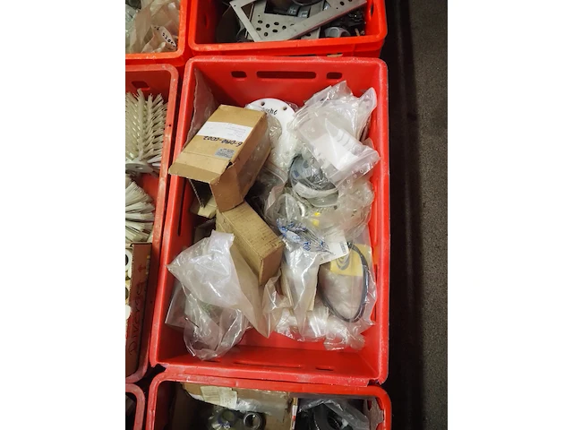 Nn workshop inventory with various machine parts - afbeelding 11 van  36